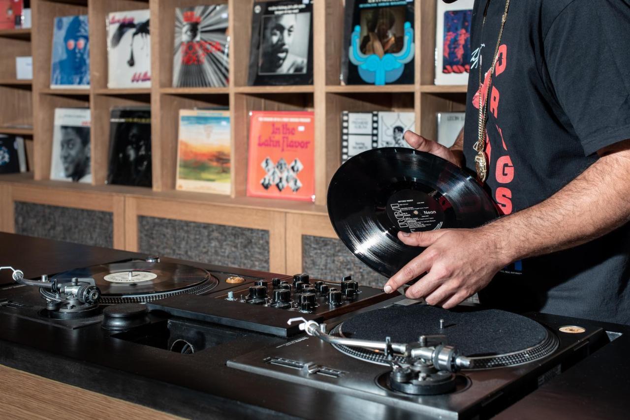 Vignette Collection Yours Truly Dc By Ihg Washington Luaran gambar A DJ playing a record