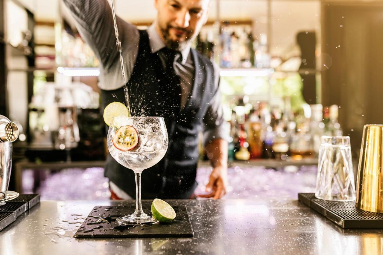 Vignette Collection Yours Truly Dc By Ihg Washington Luaran gambar A bartender preparing a cocktail