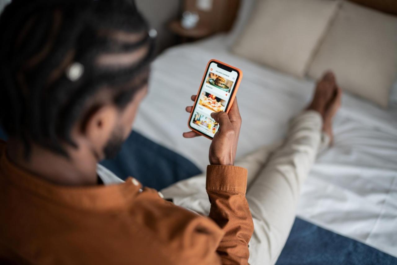 Vignette Collection Yours Truly Dc By Ihg Washington Luaran gambar A person using the Uber Eats app