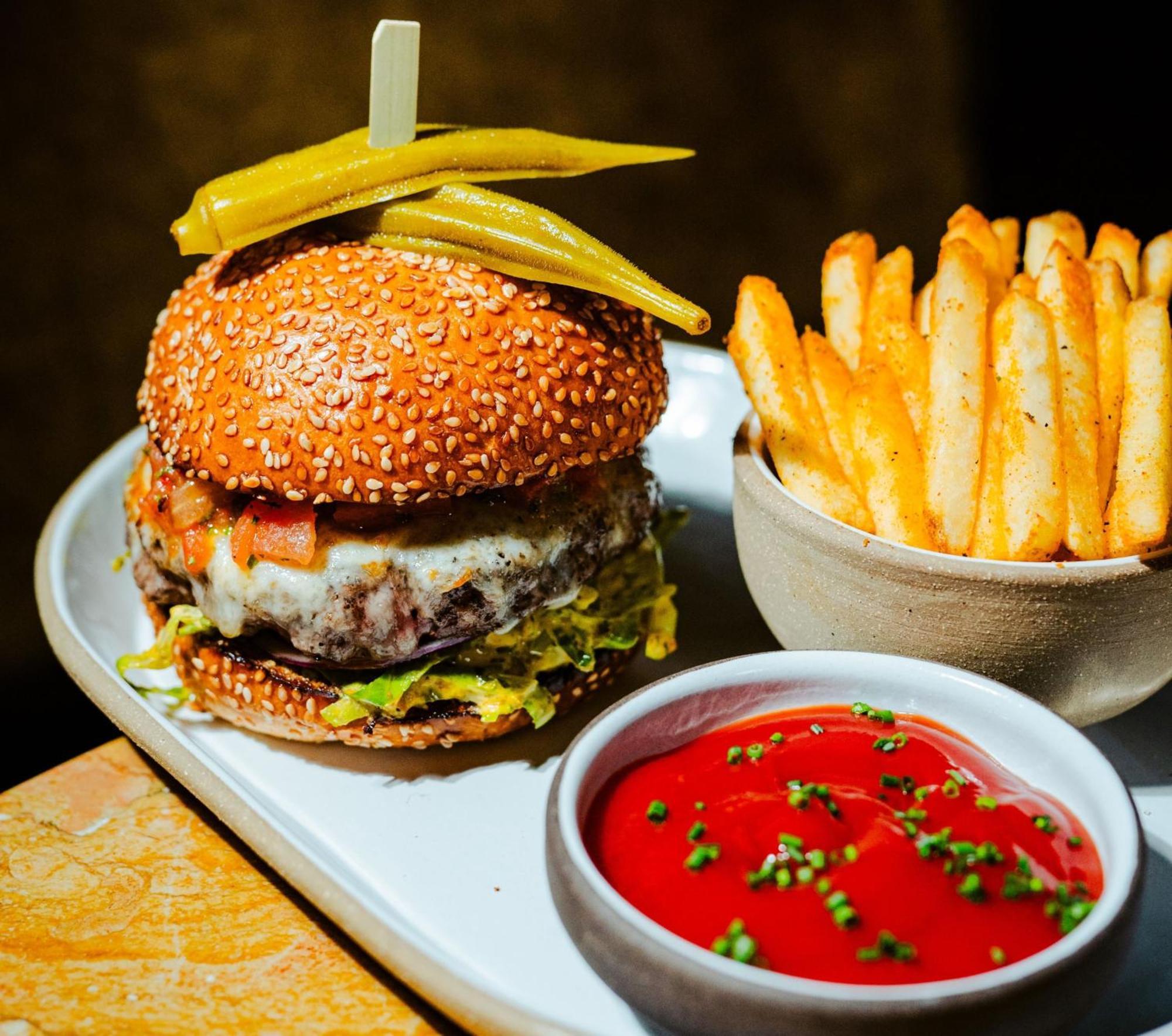 Vignette Collection Yours Truly Dc By Ihg Washington Luaran gambar A burger with chips and ketchup