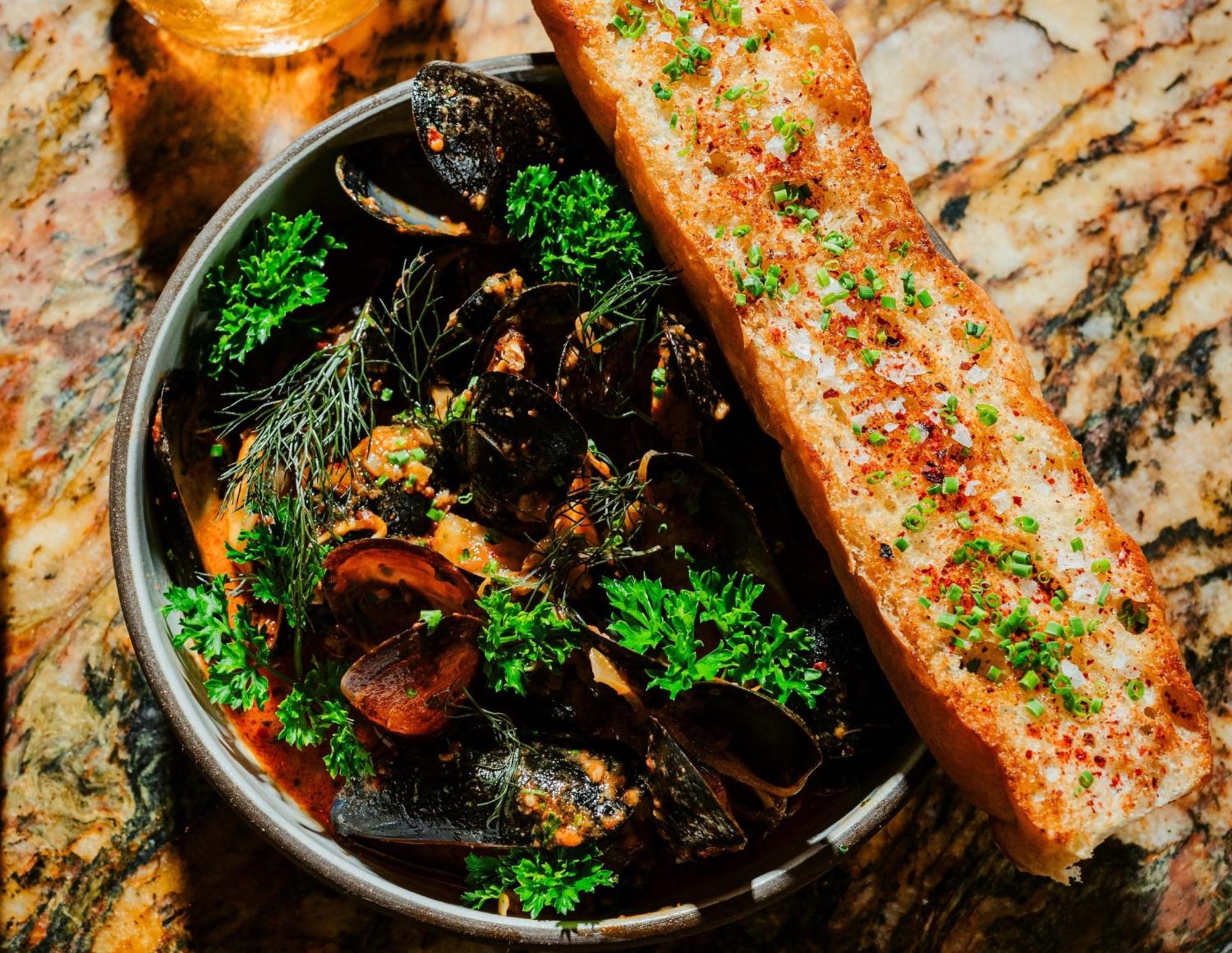 Vignette Collection Yours Truly Dc By Ihg Washington Luaran gambar A bowl of mussels with a slice of garlic bread