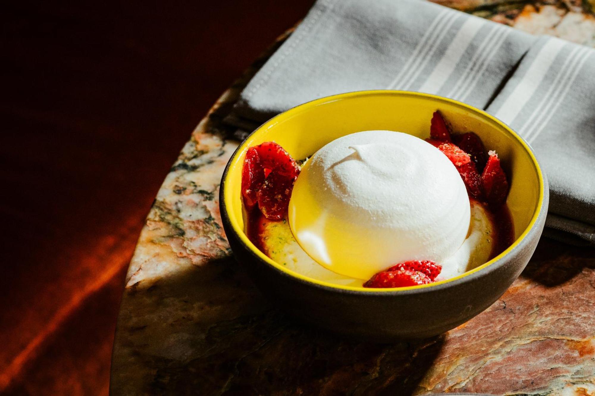 Vignette Collection Yours Truly Dc By Ihg Washington Luaran gambar A bowl of frozen yogurt with strawberries