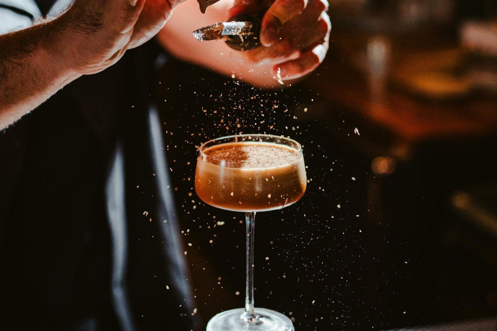 Vignette Collection Yours Truly Dc By Ihg Washington Luaran gambar A bartender dusting a cocktail with ground nutmeg